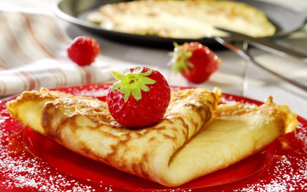 Блины с клубникой
