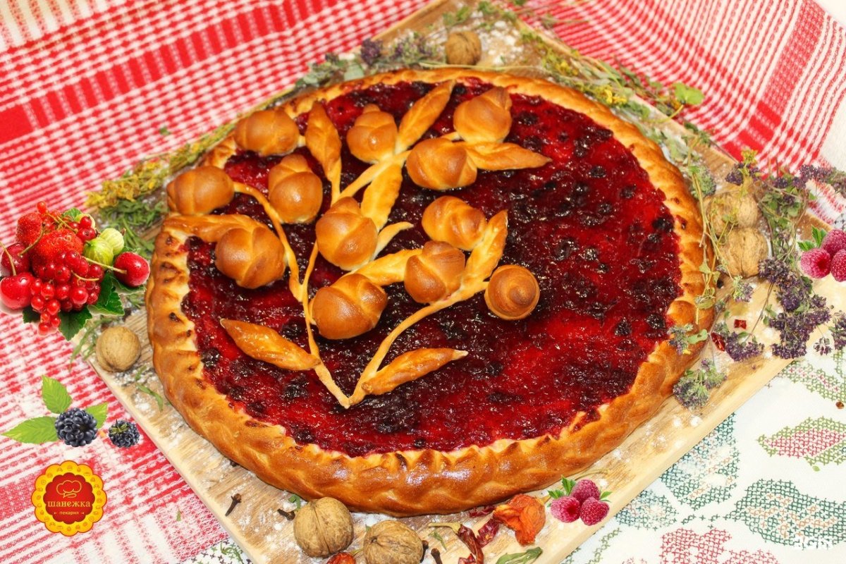 Открытый пирог с брусникой