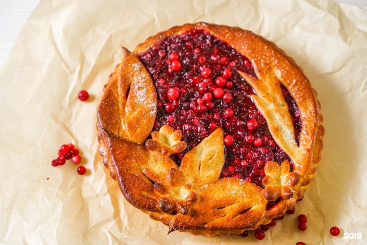 Пирог с брусникой и сметаной