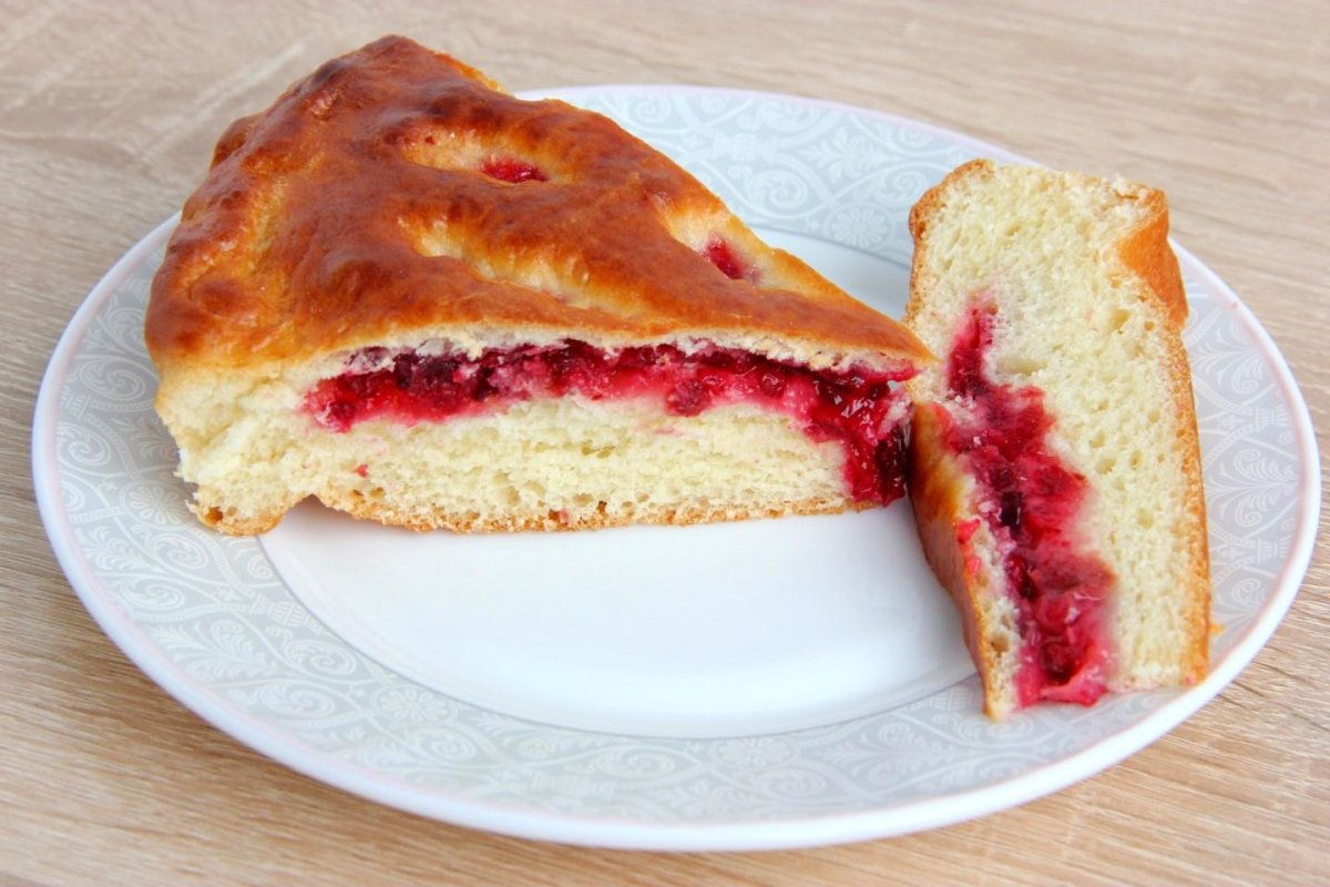 Пирог с брусникой и сметаной
