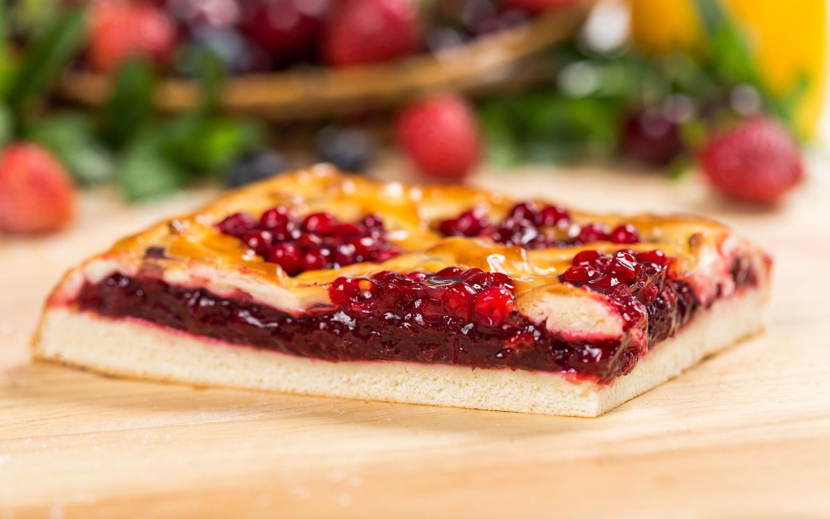 Пирожное с брусникой