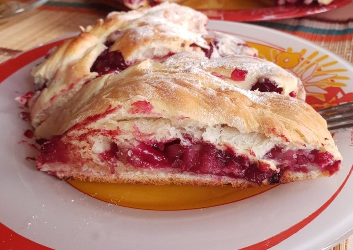 Заливной пирог с брусникой