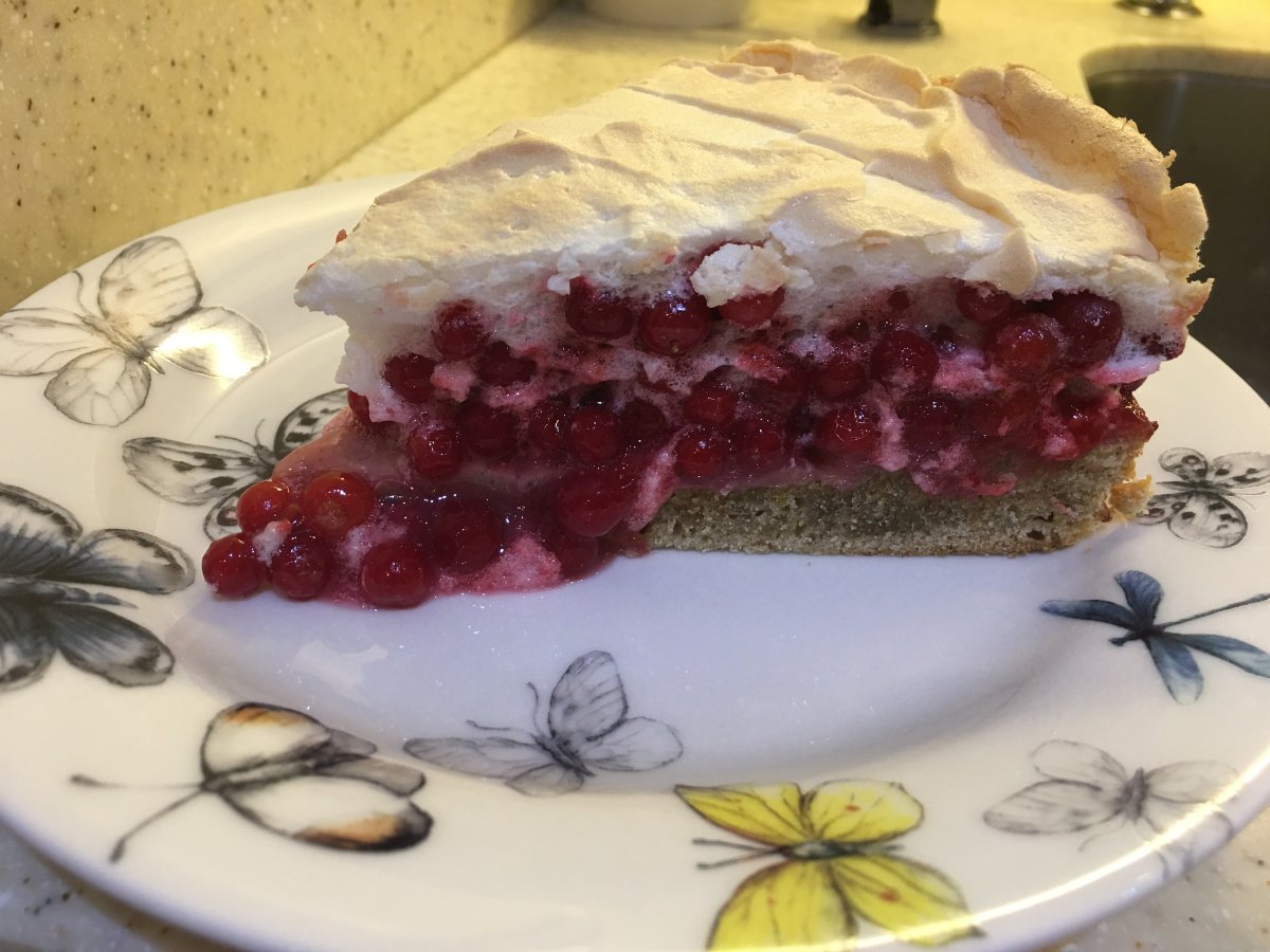 Пирог с пареной брусникой