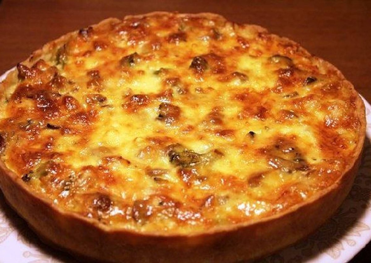 Pies - мясной пирог.