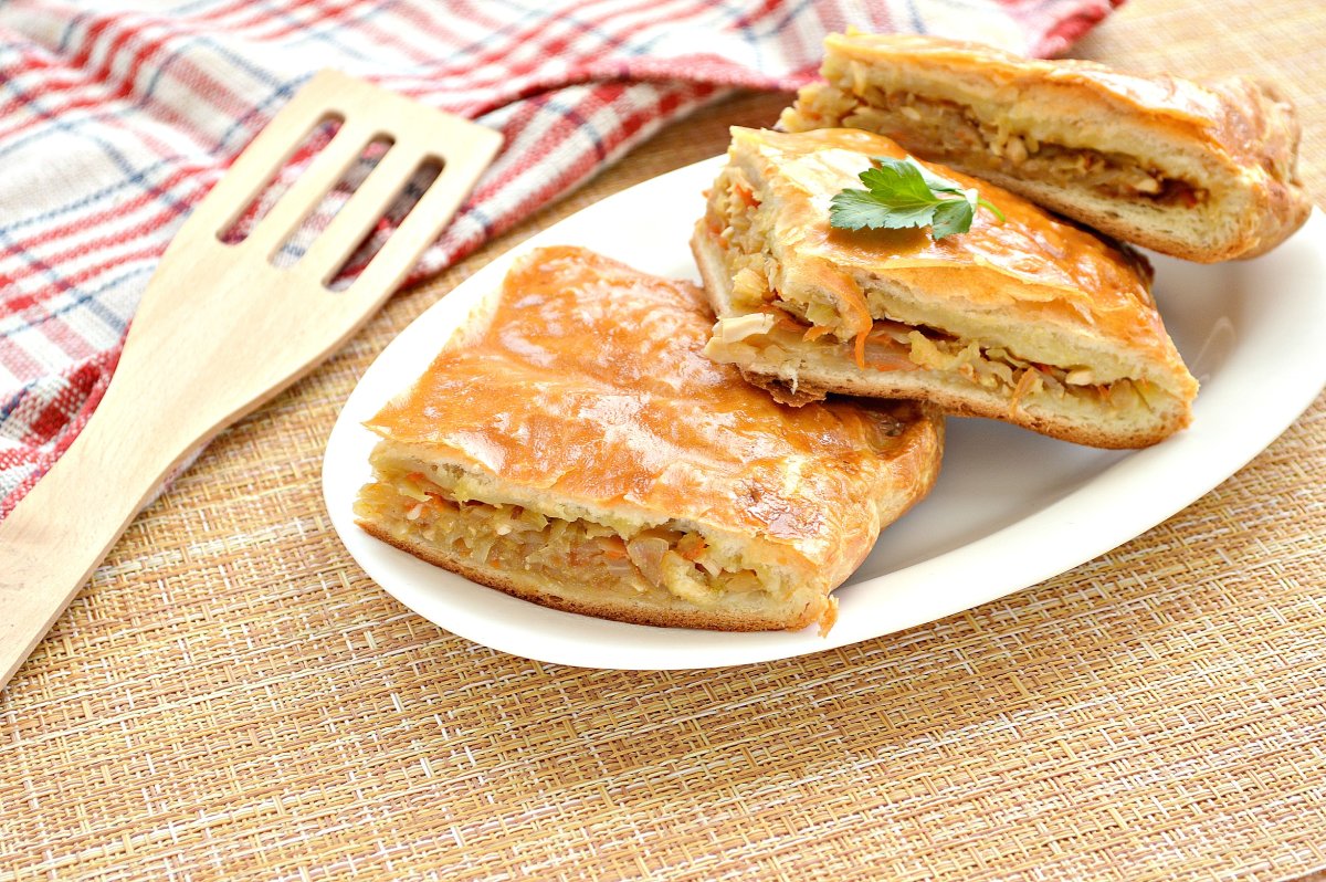 Пирог с капустой из слоеного теста