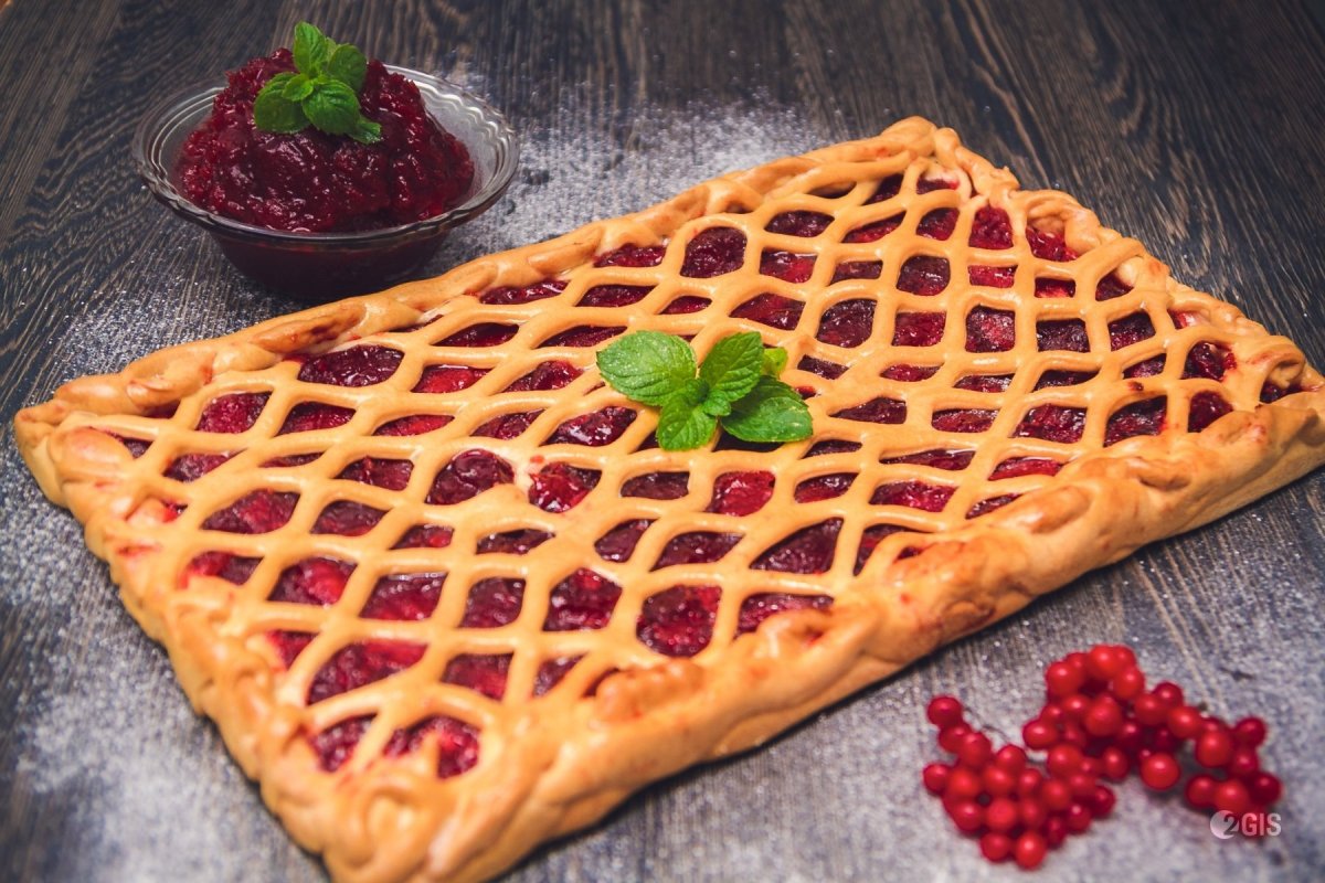 Шарлотка с ягодами