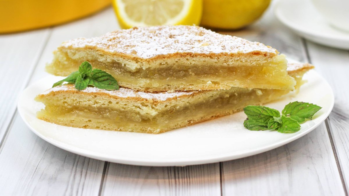 Песочный пирог с яблоками и безе