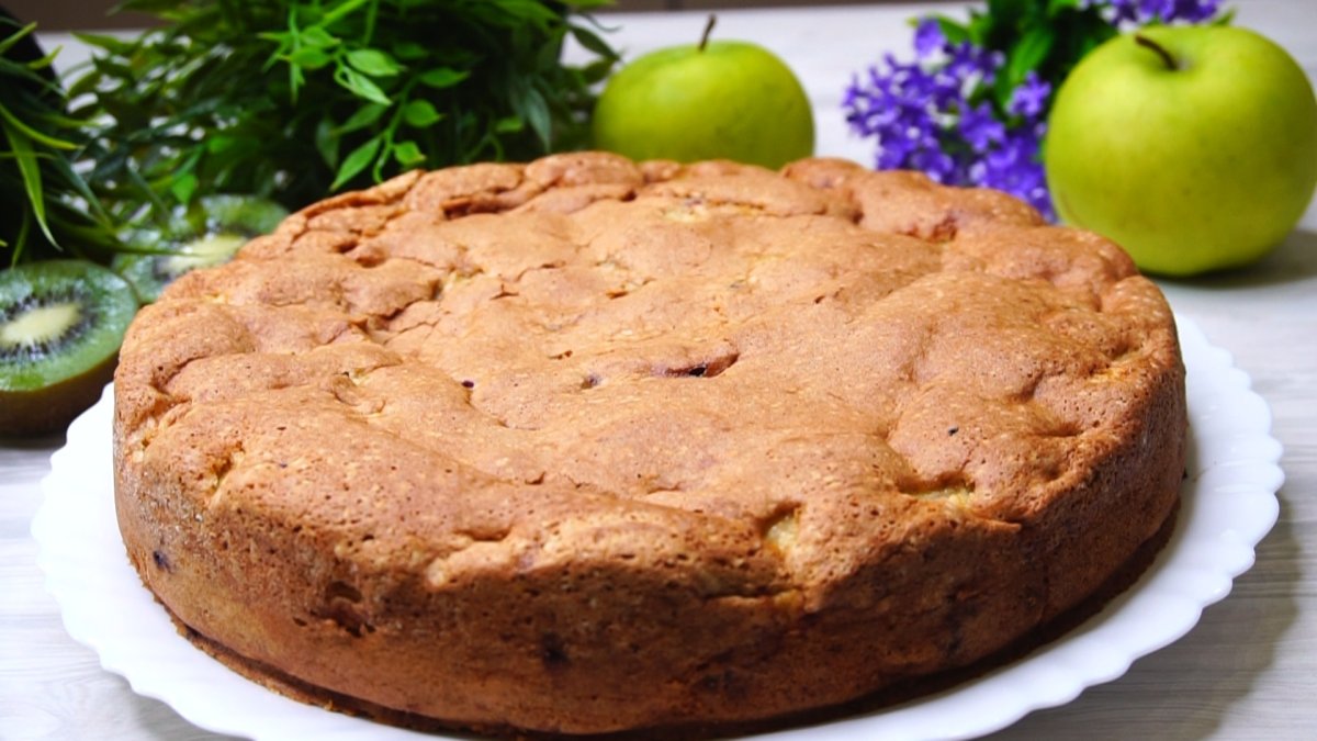 Пирог с яблоком и корицей