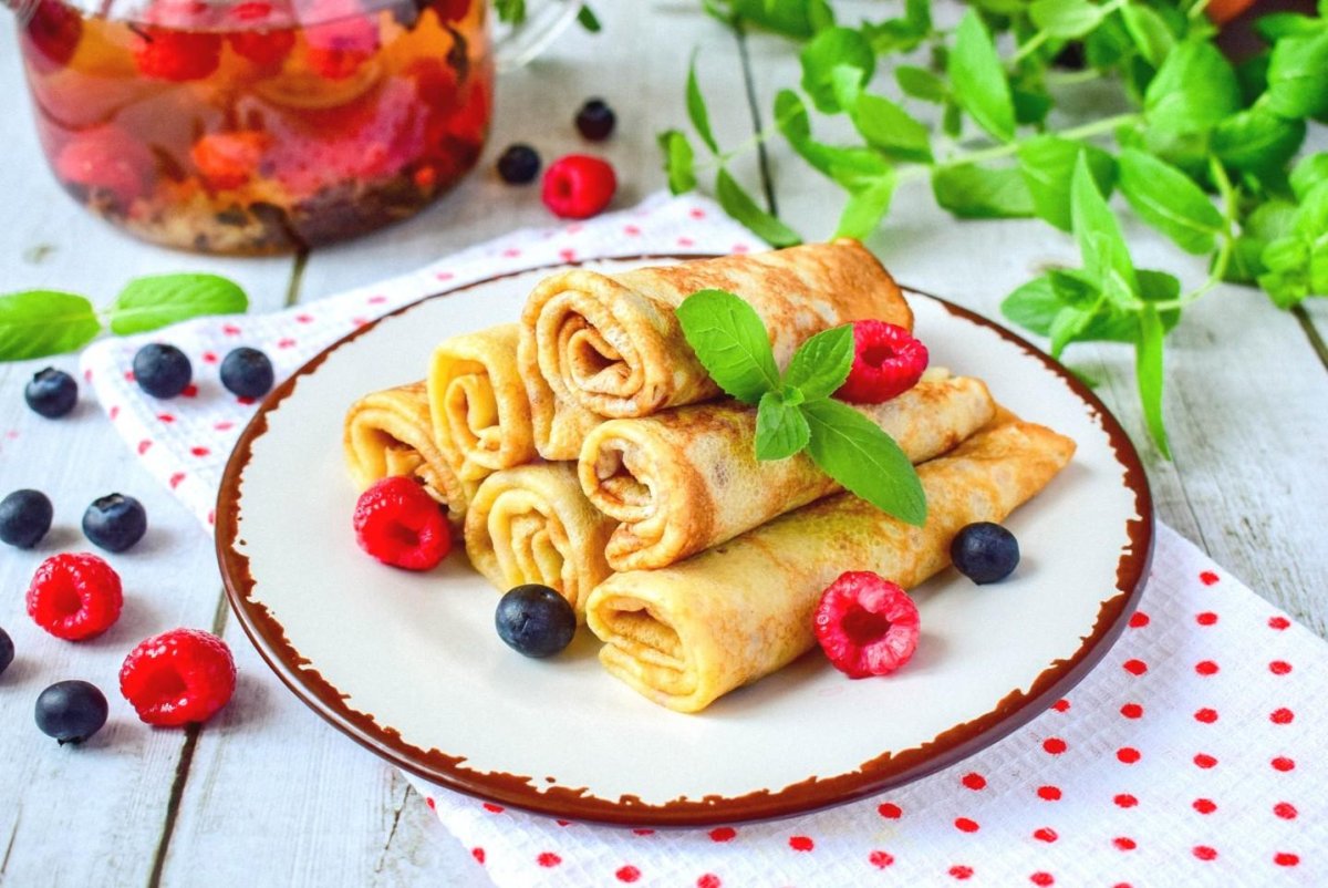 Блины на белом фоне