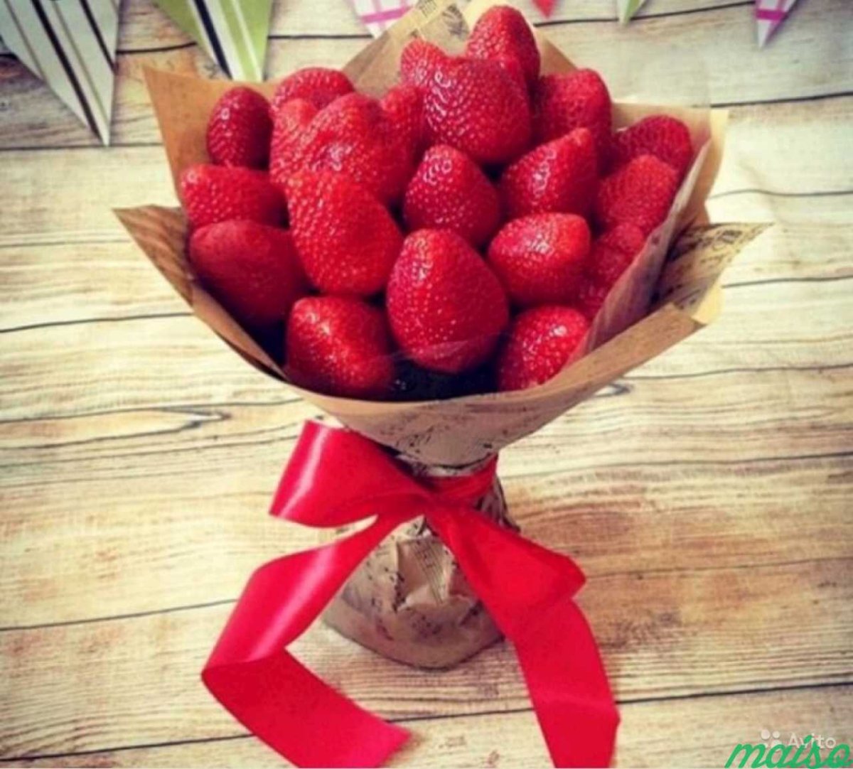 Маленький букет из клубники