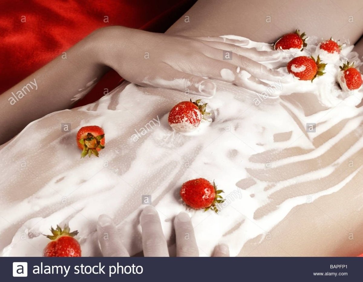 Сливки с клубникой на девушке