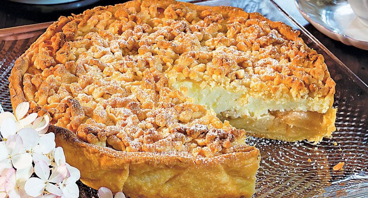 Песочный пирог с меренгой и яблоками