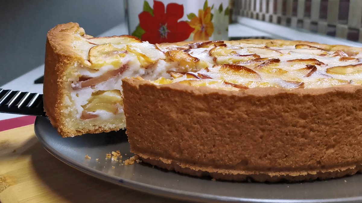 Шарлотка с яблоками на сметане