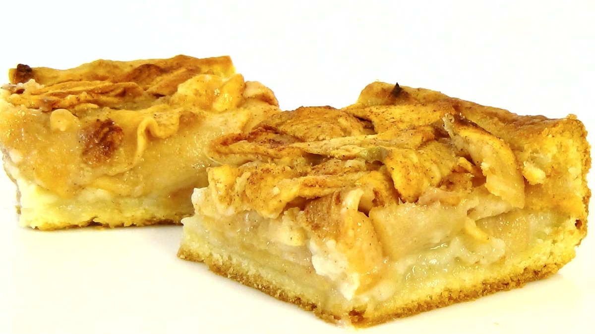 Украшение шарлотки яблоками