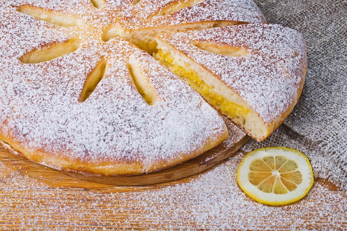 Пирожки с творогом и клубникой