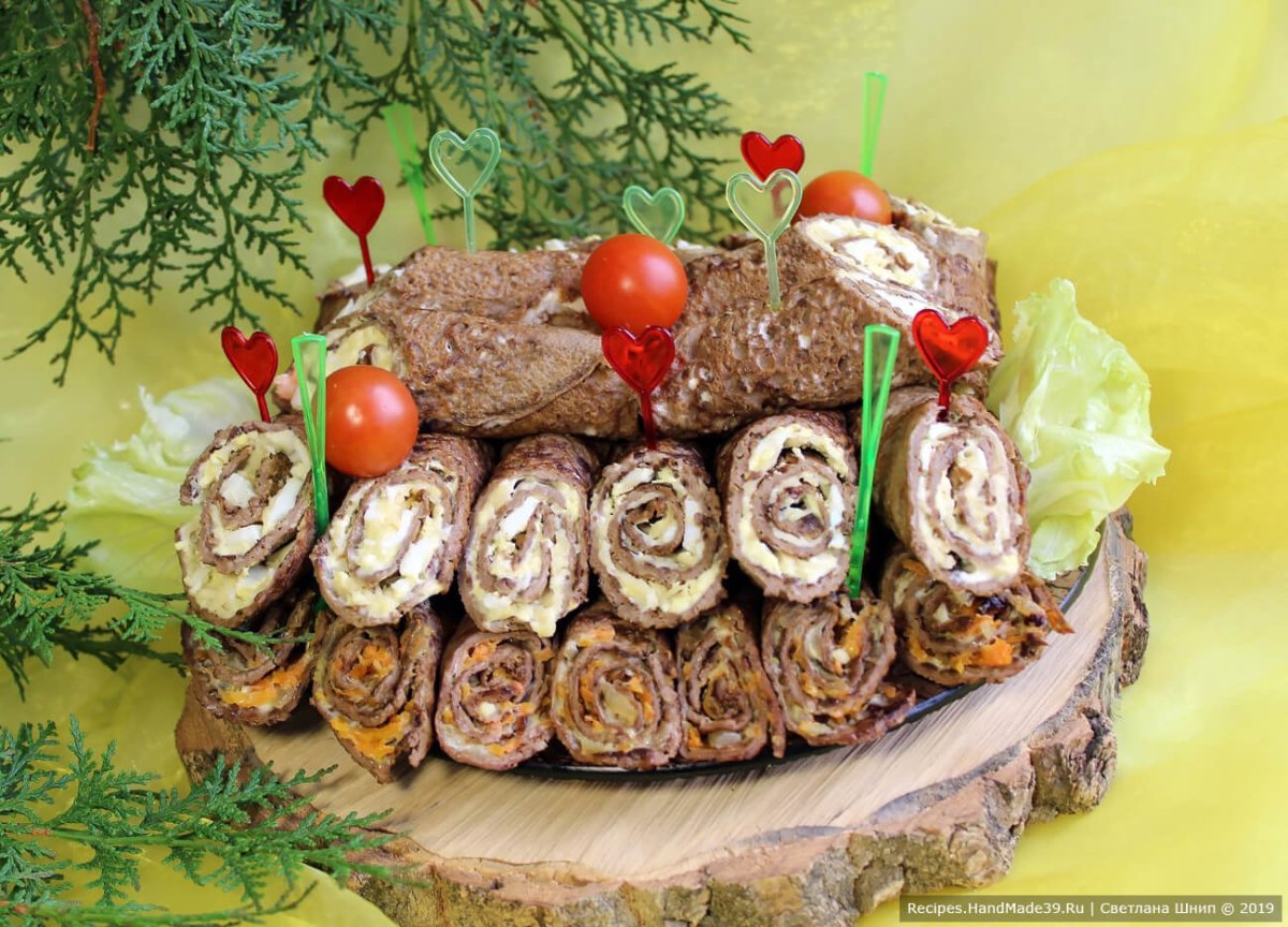Блинные мешочки с жюльеном из красной рыбы
