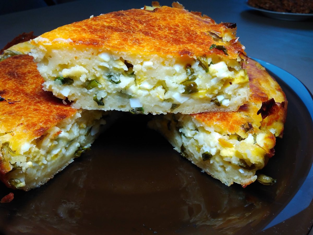 Заливной пирог с луком и яйцом