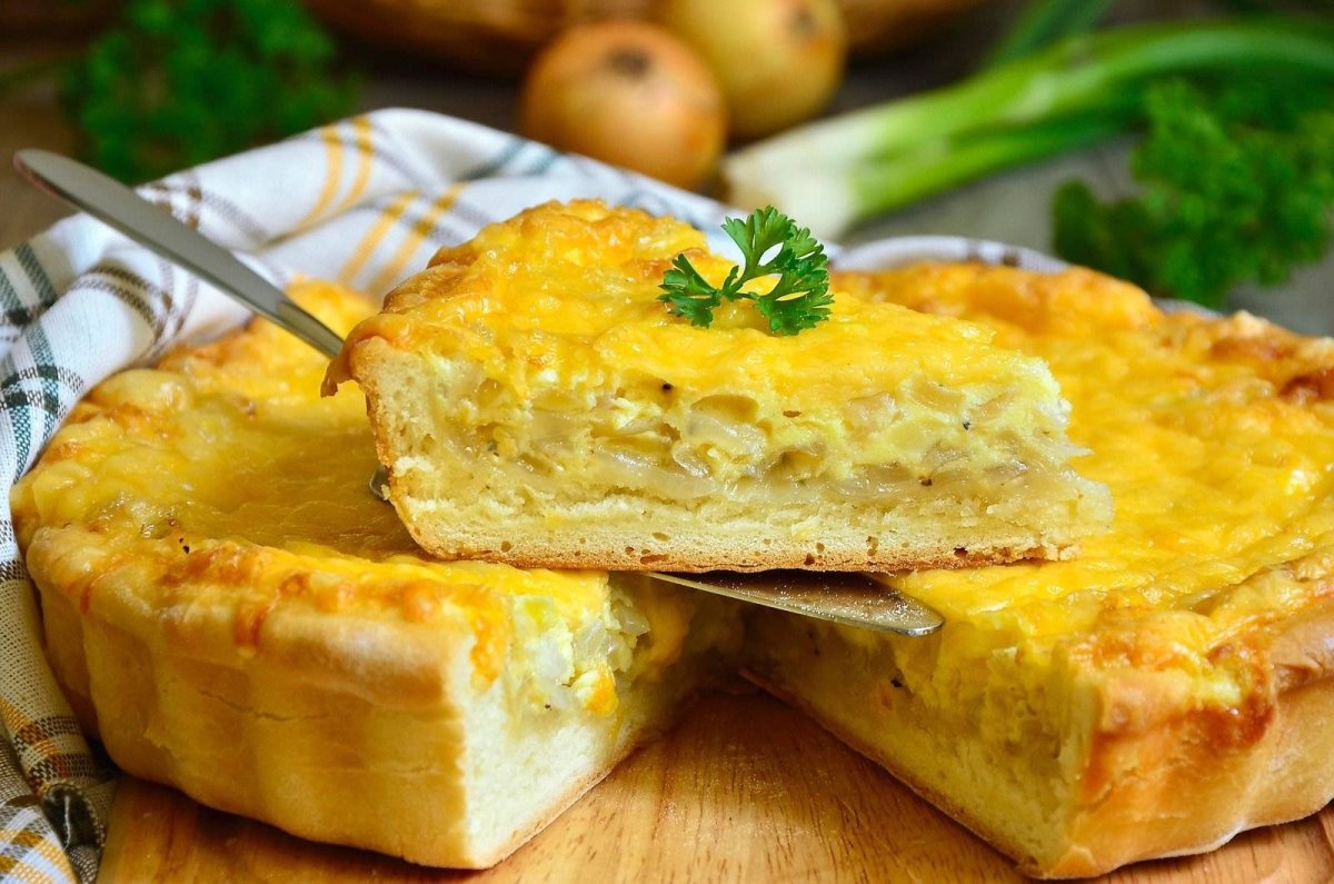 Пирог с луком и яйцом