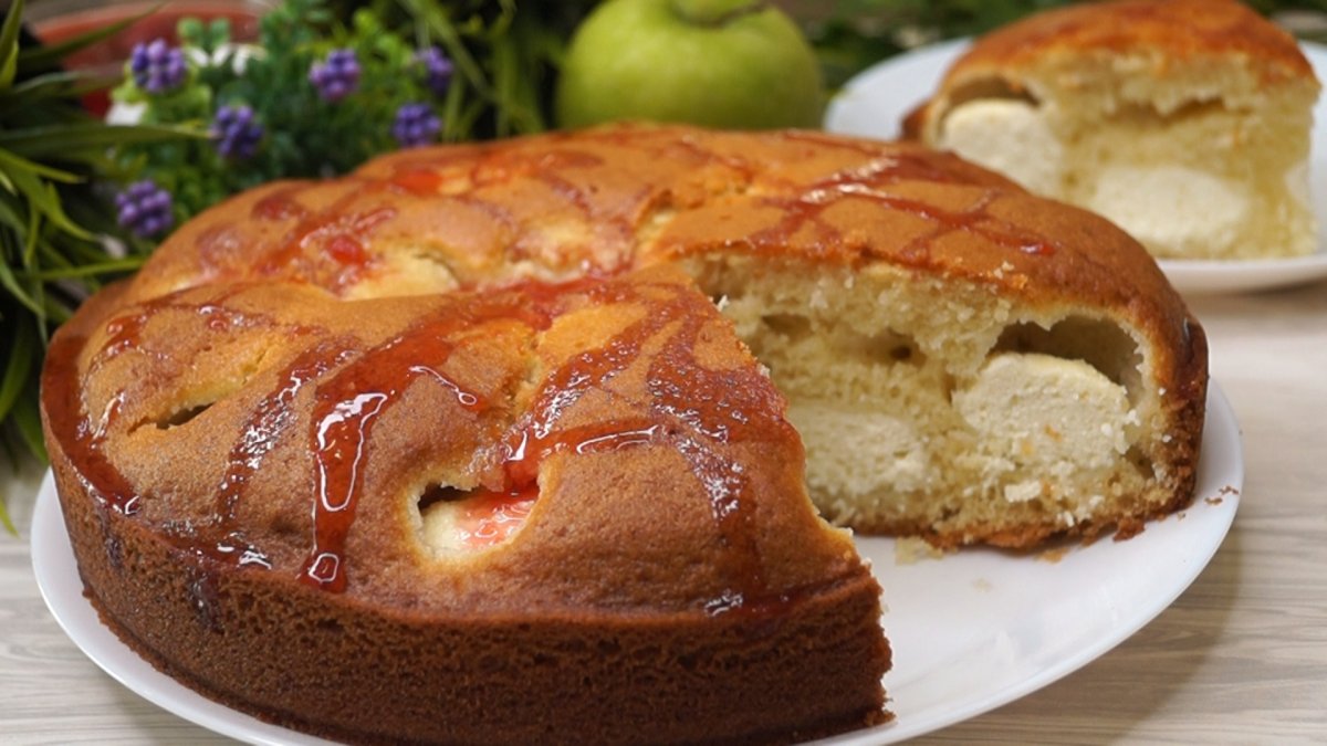 Шарлотка со сливами