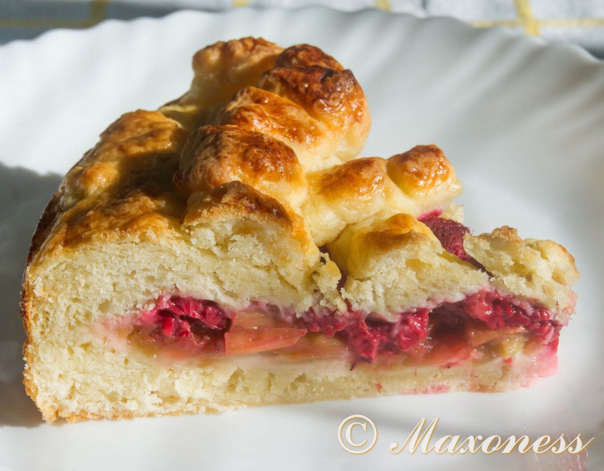 Пирог с ревенем и клубникой, безе