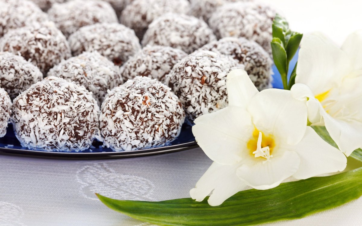 Финиковые конфеты с кокосовой стружкой