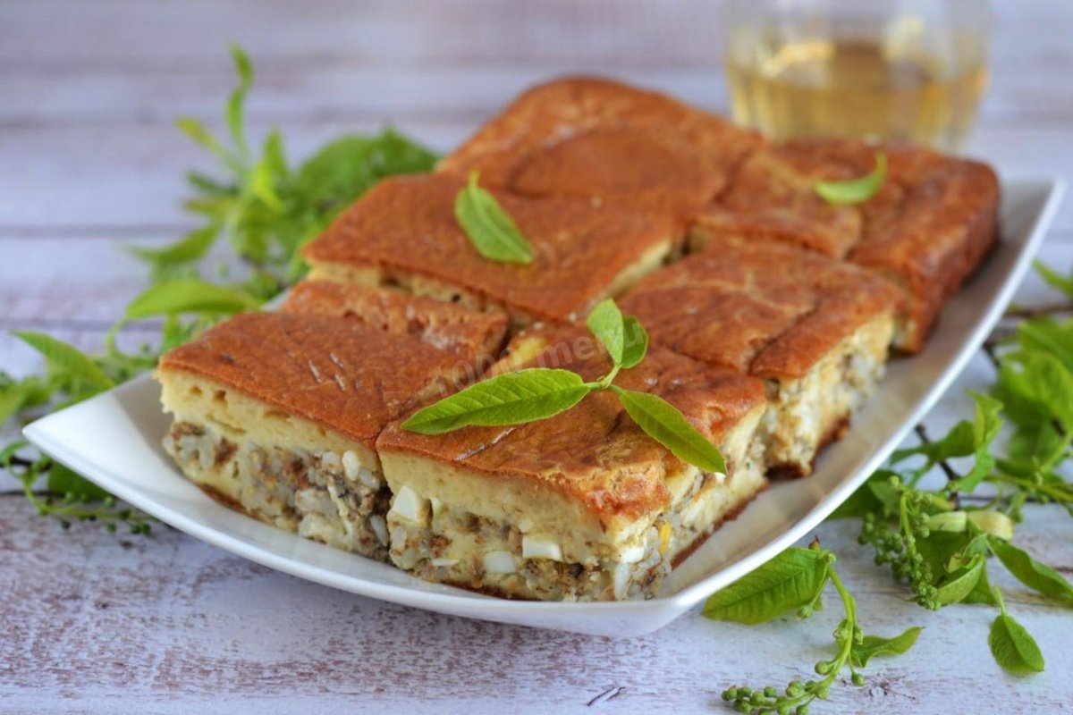 Пирог с сайрой и морковью