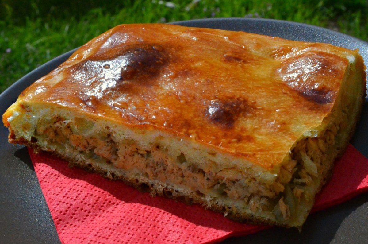 Пирог с консервой рыбной и картошкой