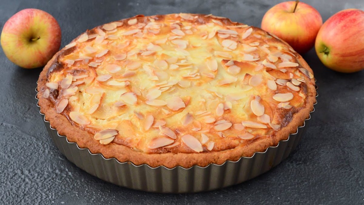 Яблочный пирог на молоке с корицей