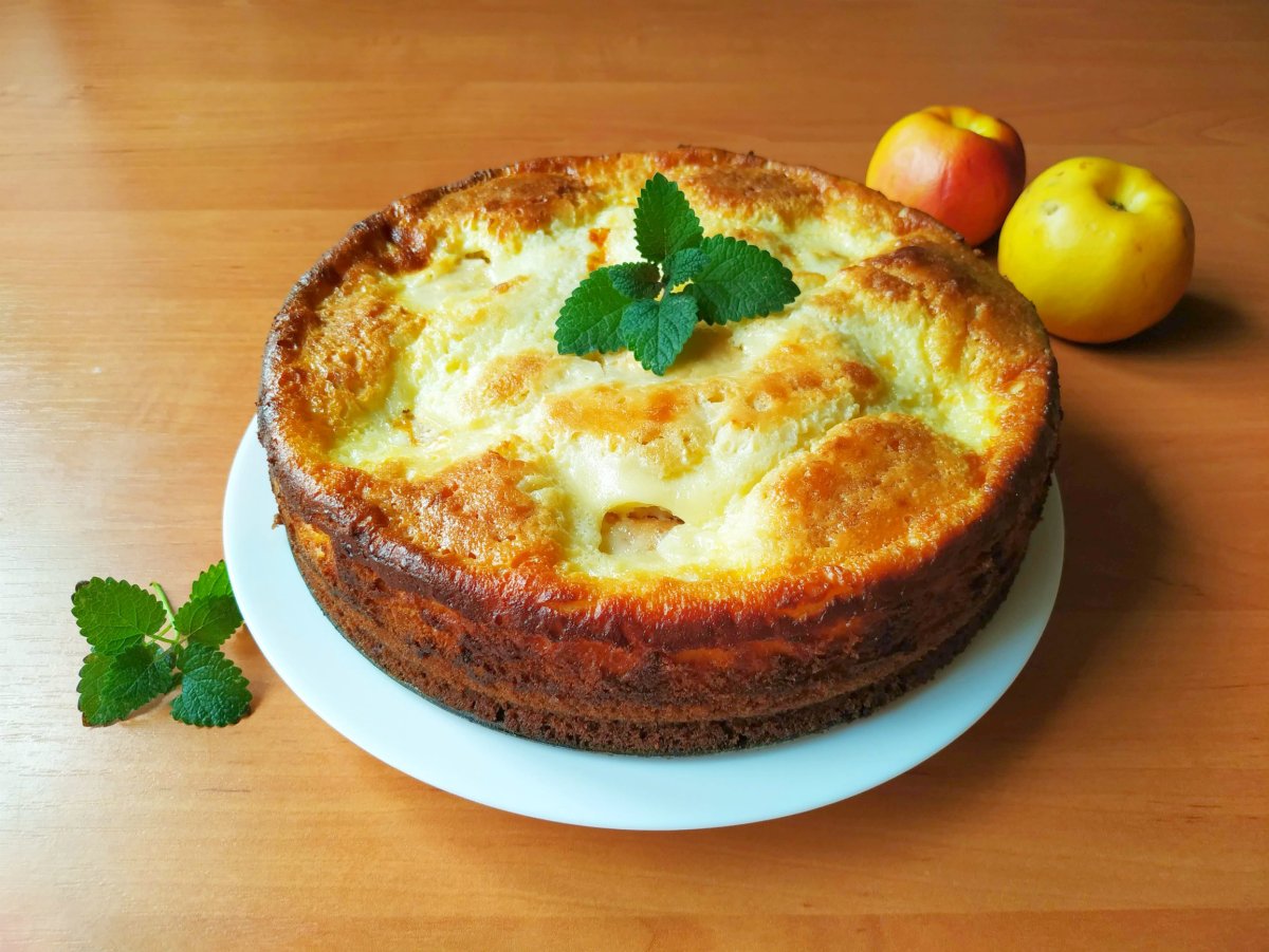 Диетическая шарлотка с яблоками