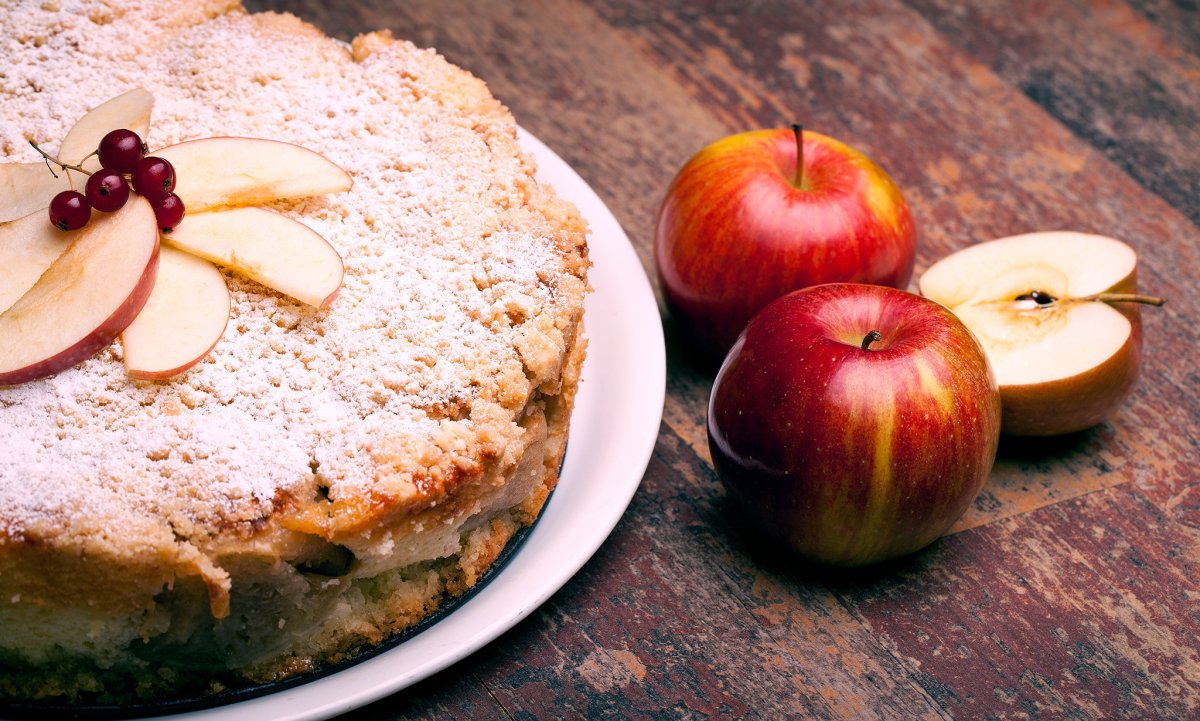 Шарлотка с карамелизованными яблоками