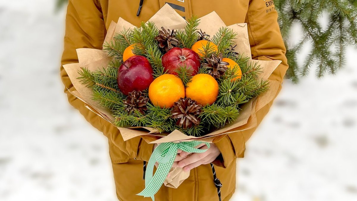 Зимний букет из мандаринов и еловых