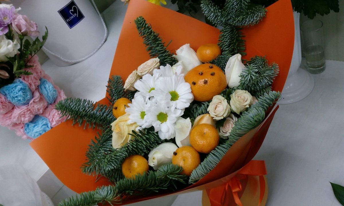 Букет с мандаринами и елкой