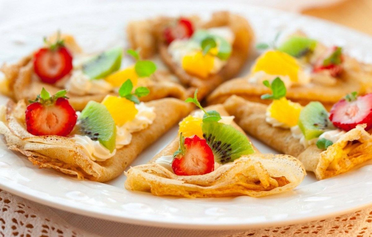 Блины с клубникой и сливками