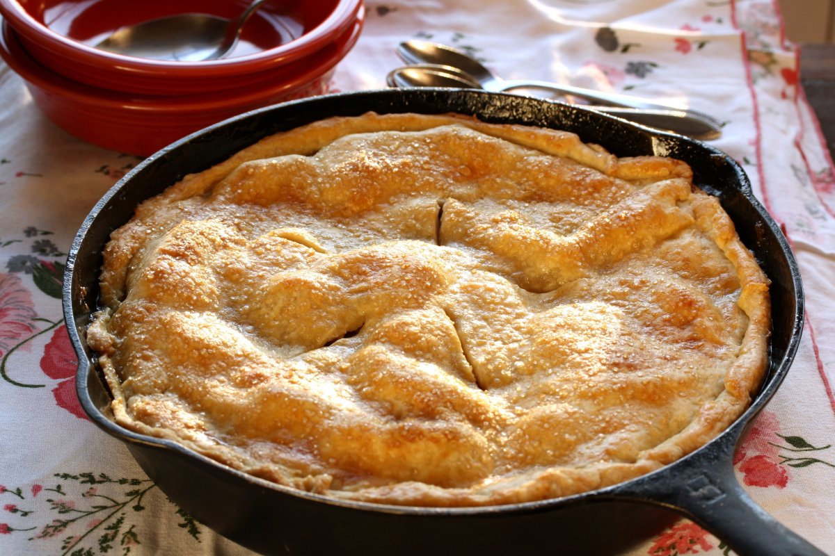Шарлотка с яблоками на сковороде