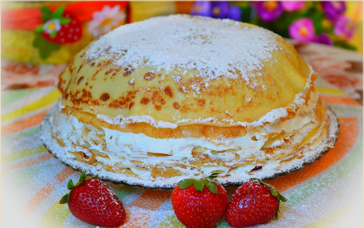 Блинный пирог с клубникой