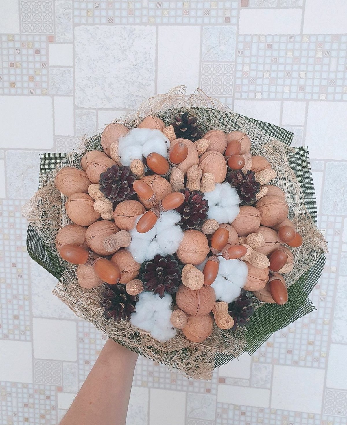 Букет из орехов