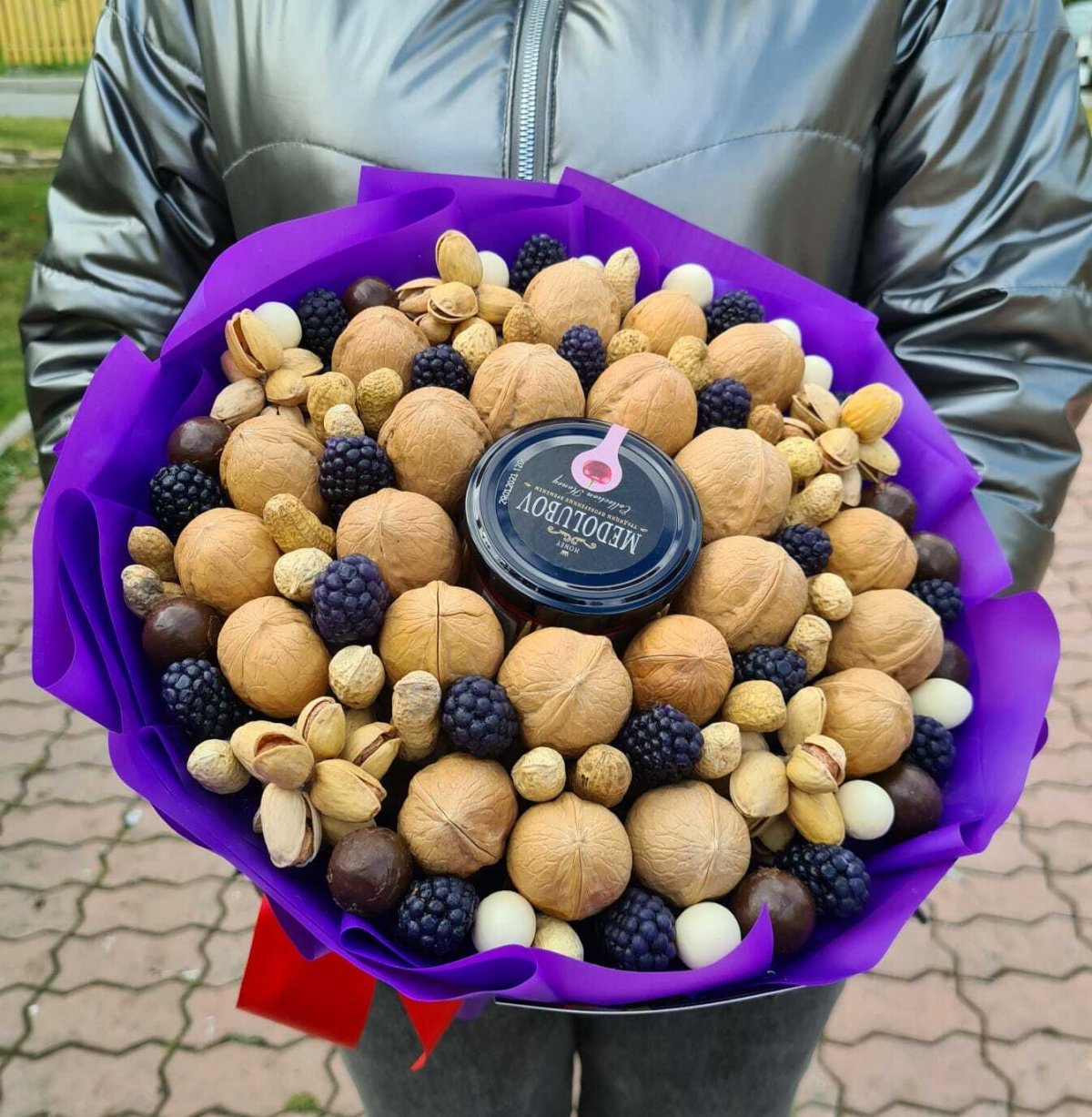 Сладкий букет из орехов