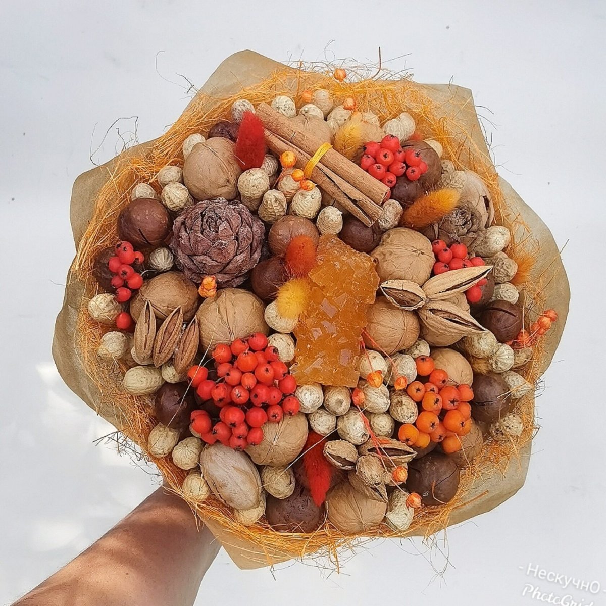 Композиция из орехов