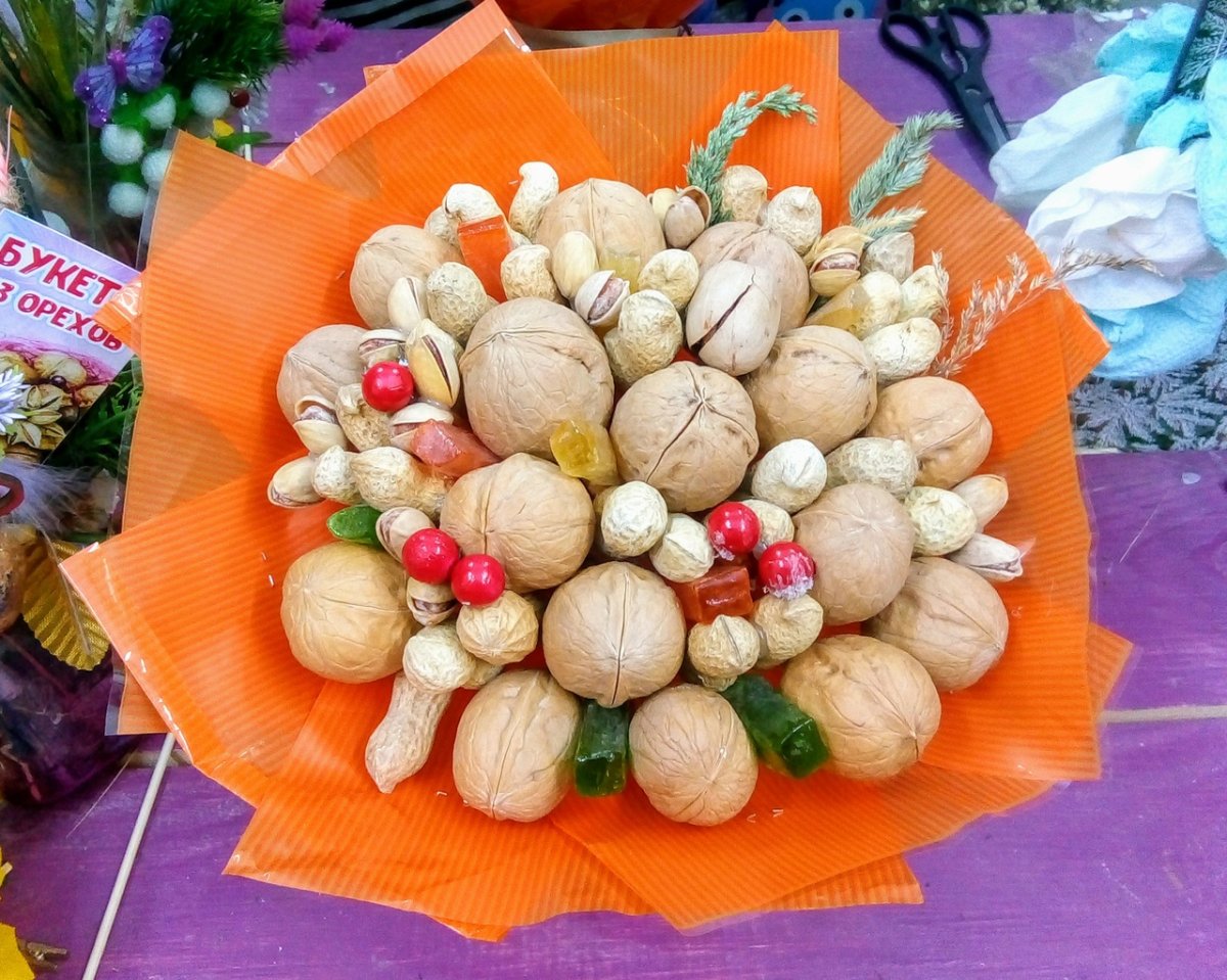 Букет из бабочек грецких орехов