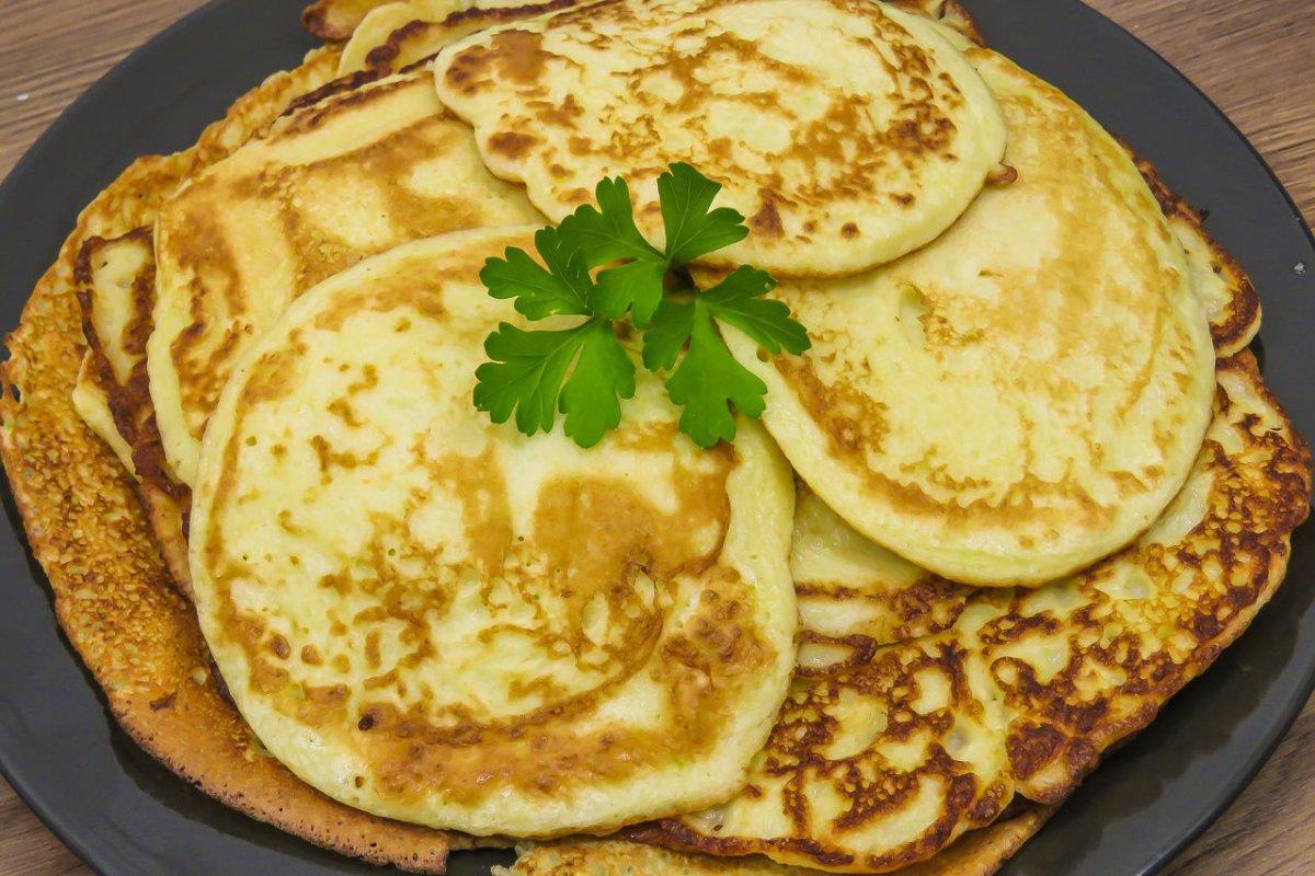 Кабачковый блин с сыром на сковороде