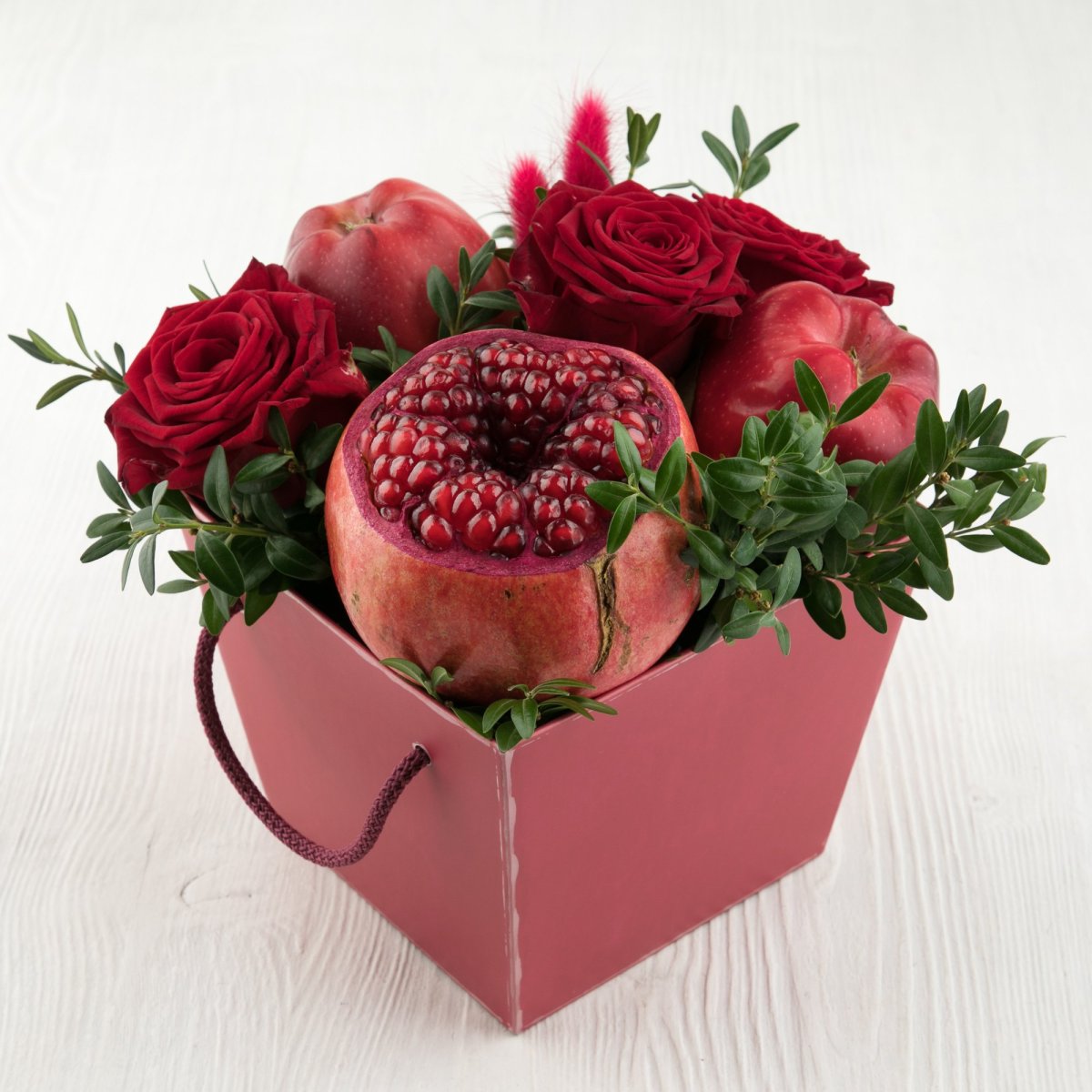 Коробочка с фруктами и цветами