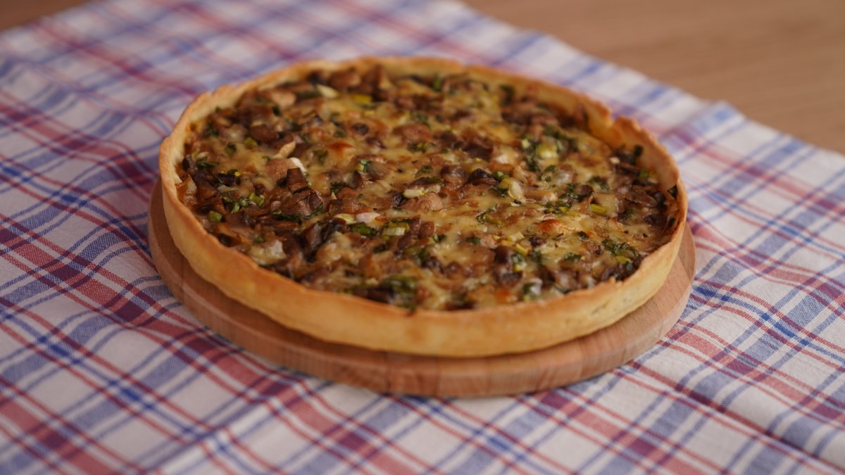 Пирог с грибами и сыром
