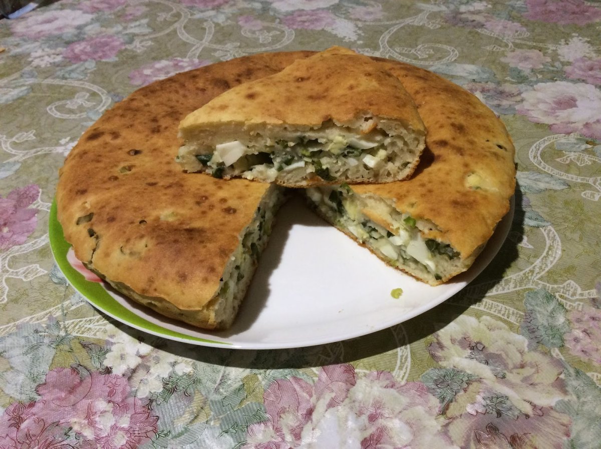 Заливной пирог с луком и яйцом на кефире