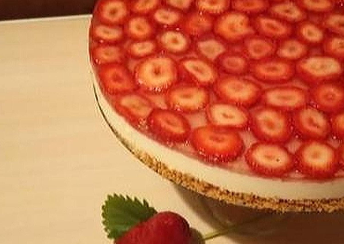 Клубничный торт без выпечки с желатином