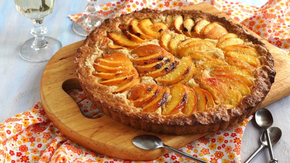 Яблочный пирог на белом фоне