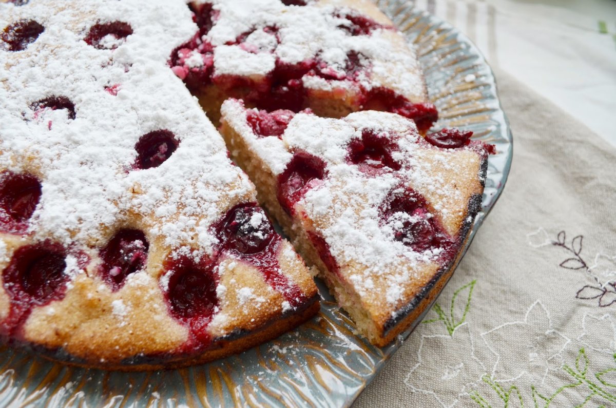 Пирог с яблоком и вишней