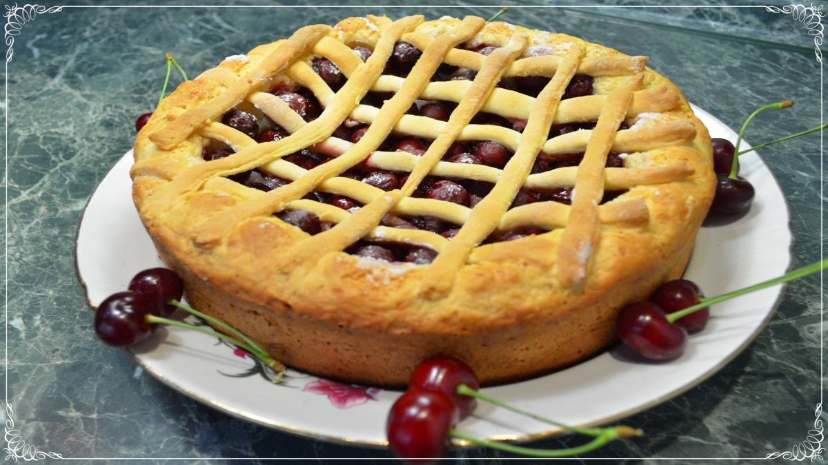 Пирог с брусникой и сметаной