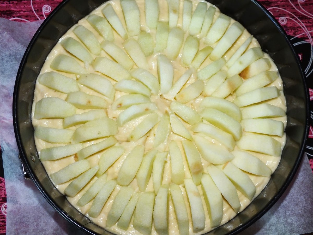 Пирог из слоеного теста с яблоками