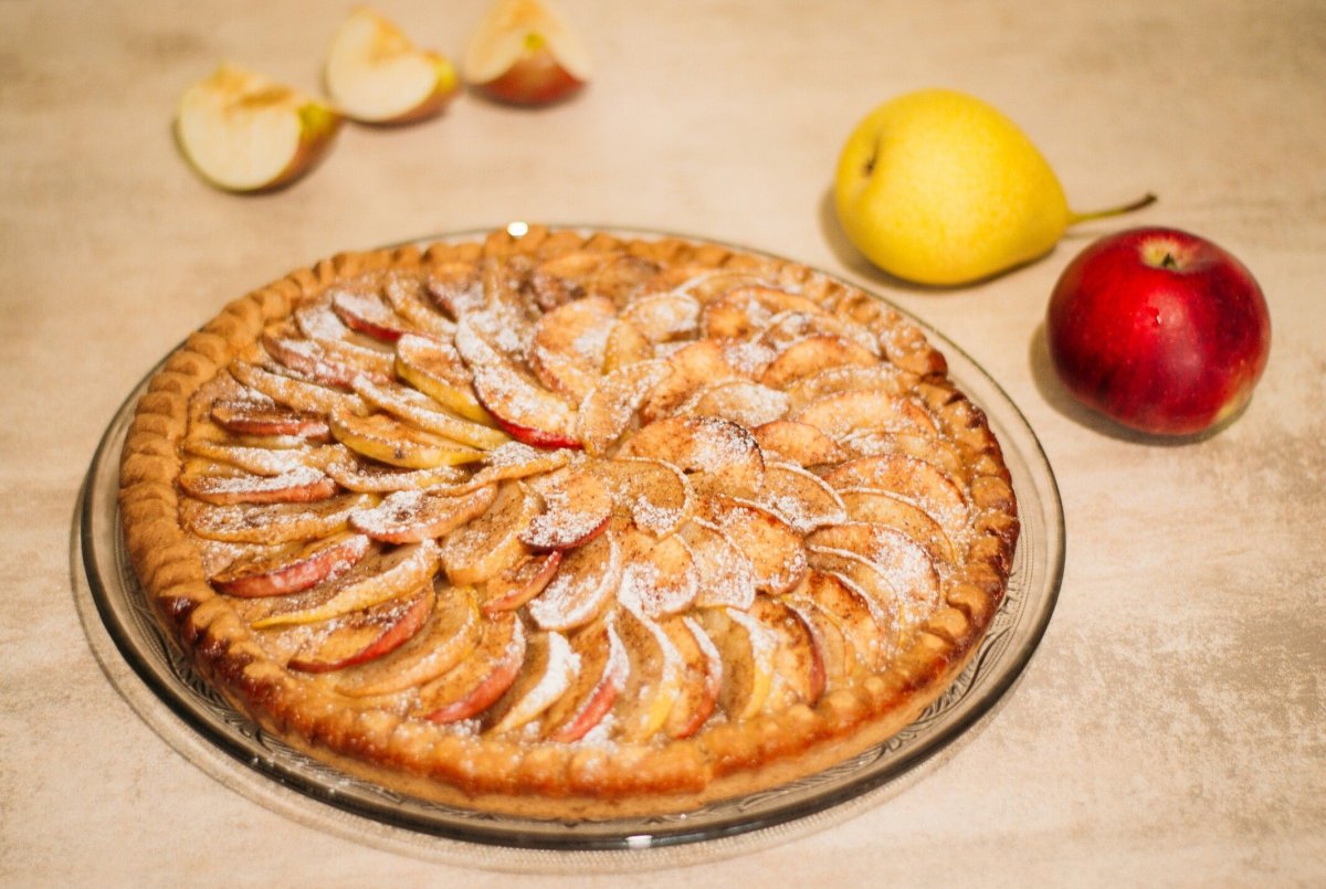 Открытая шарлотка с яблоками и корицей