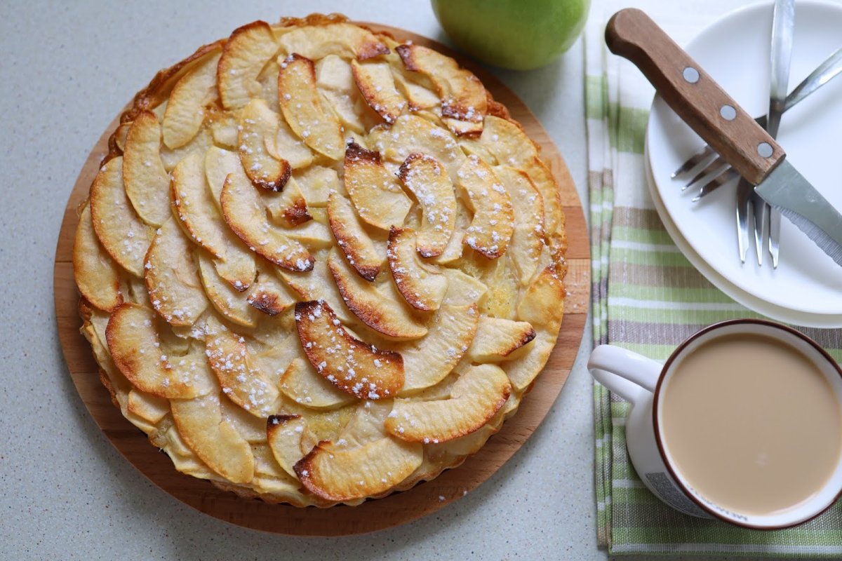 Шарлотка с карамелизированными грушами